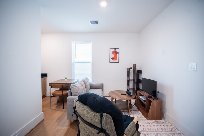 Foto del edificio - 7611 Victory Reserve St