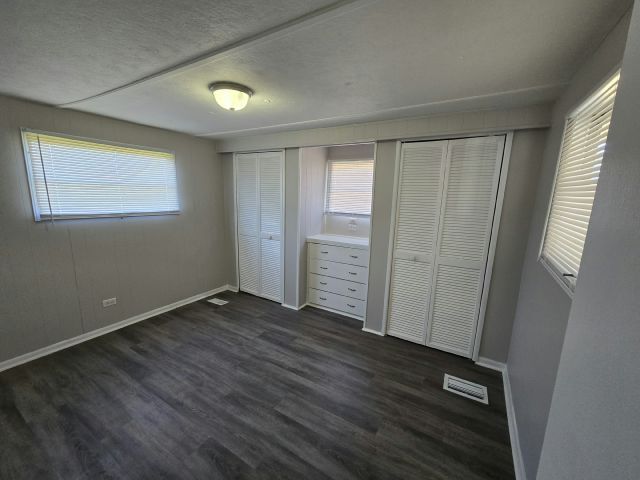 Foto del edificio - 105 48th Ave Terrace W