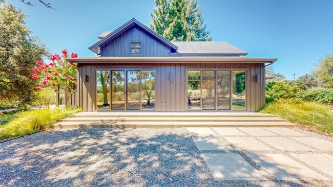 Building Photo - Luxury 3 Bedroom 2.5 Bath with 2 Car Garag...