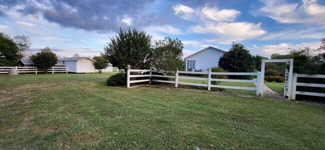 Foto del edificio - 338 Hicks Farm Rd