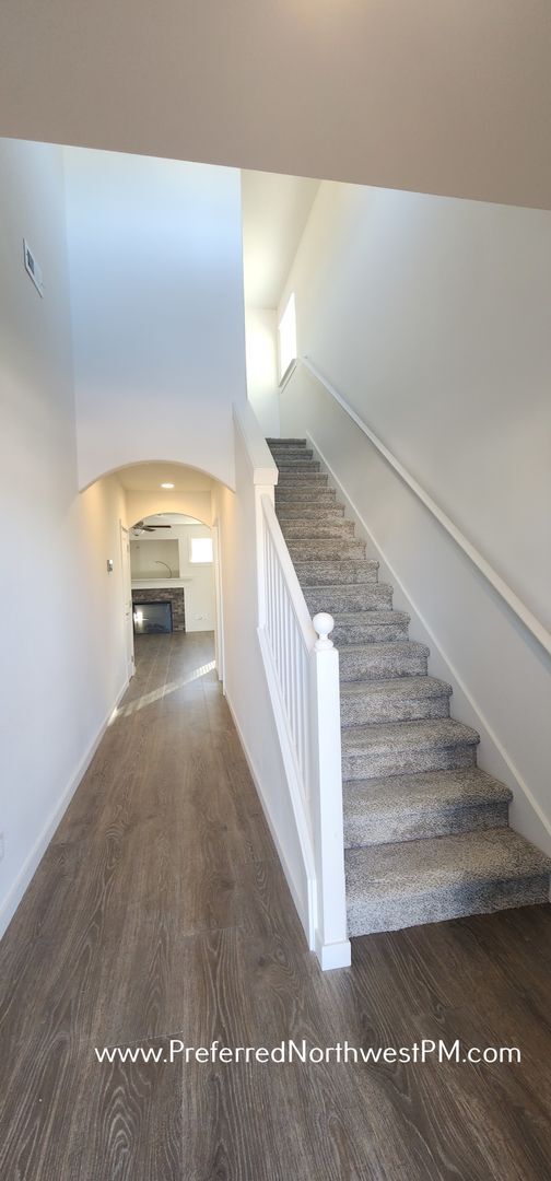 Building Photo - Stunning new build in Lowell