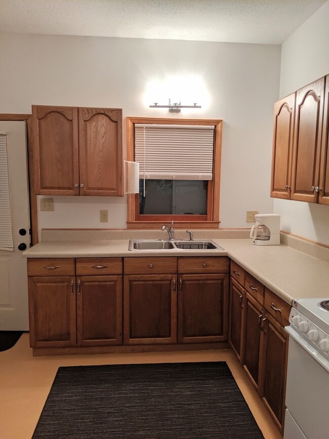 Foto del edificio - ***SCHOOL YEAR RENTAL ONLY Available through MAY 15TH ***