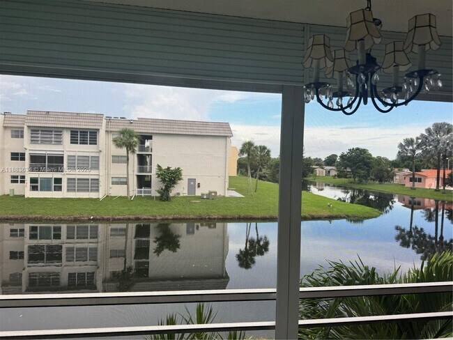Foto del edificio - 8595 Sunrise Lakes Blvd