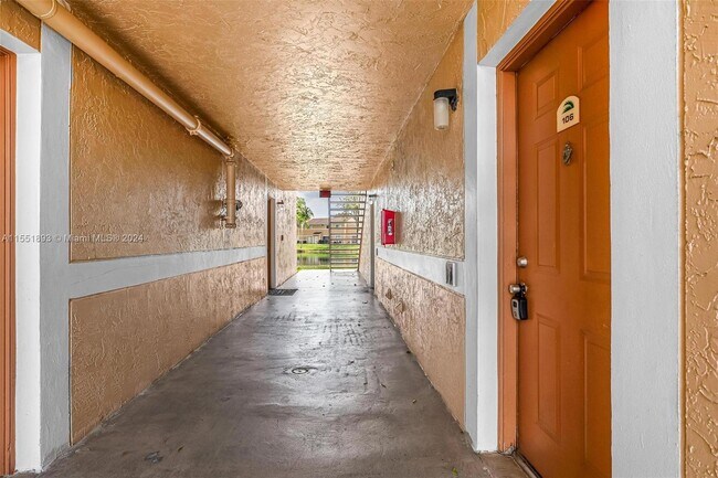Building Photo - 351 Palm Way