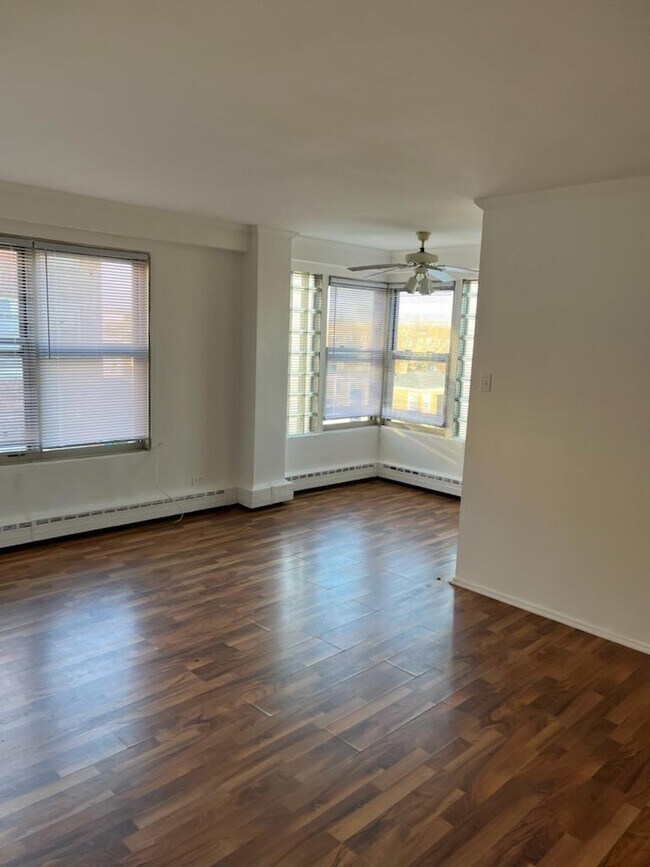 Building Photo - 2610 W Berwyn Ave