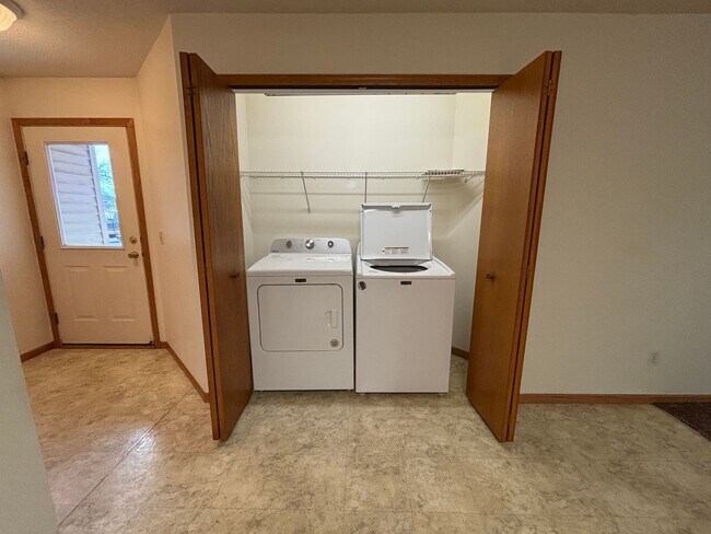 Foto del edificio - Cozy One-Level Living in New Richmond: Charming 2-Bedroom Home