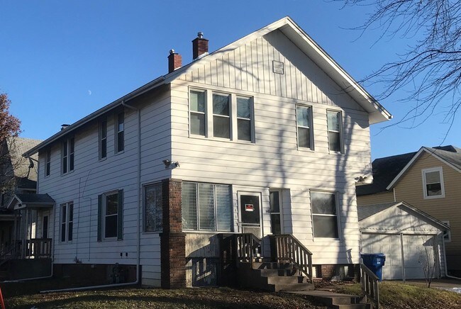 Building Photo - 1002 18th Ave