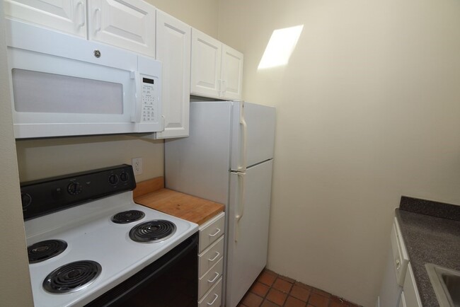 Building Photo - 67 St Germain St