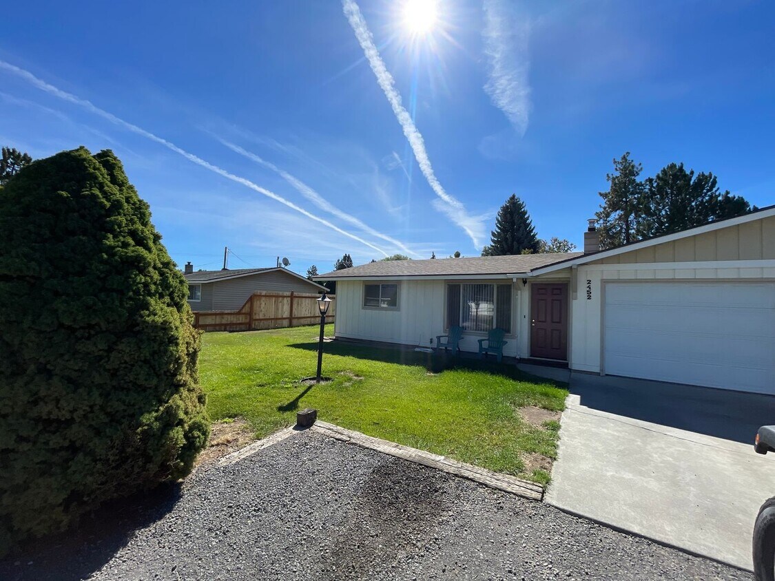 Primary Photo - 2452 SW Wickiup Ave