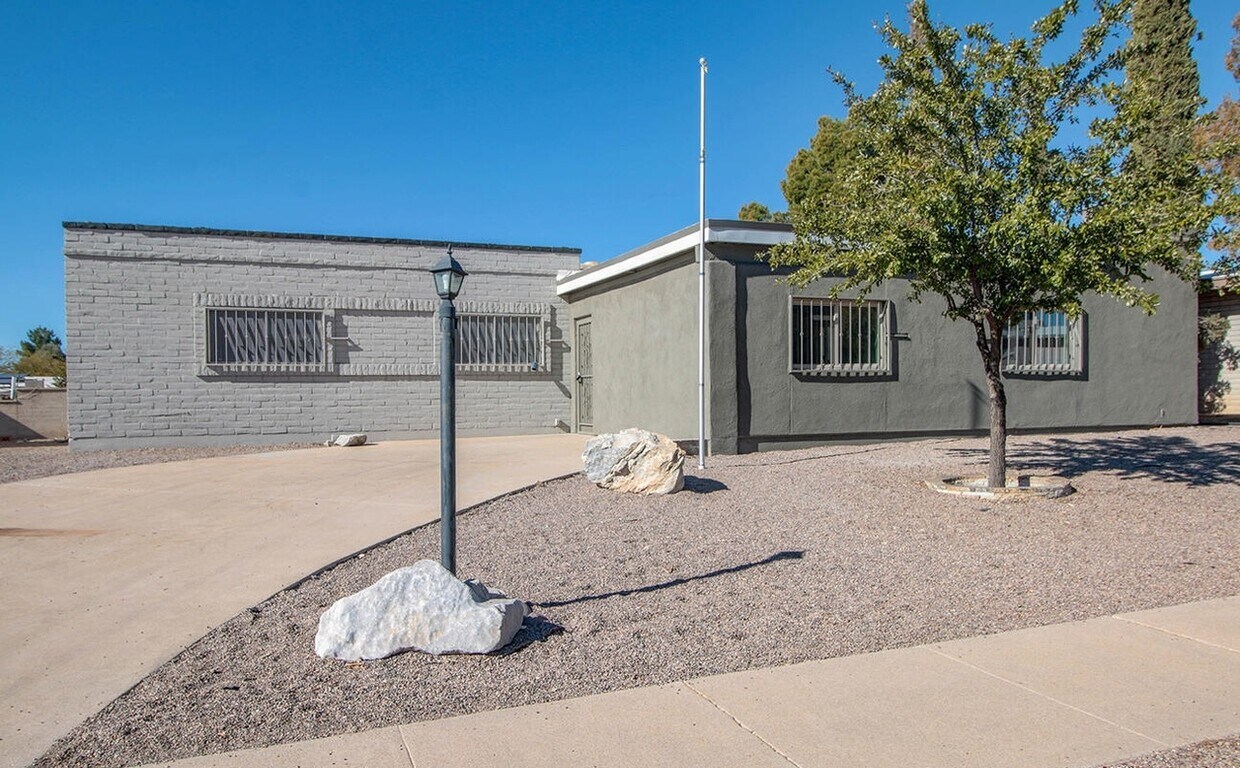 Front Entrance - 1810 S Palm Springs Cir