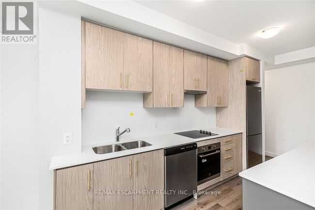 Building Photo - 461 Green Rd