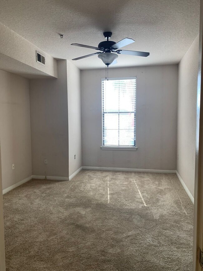 Foto del edificio - 1x1 Bright and spacious, convenient 1st fl...