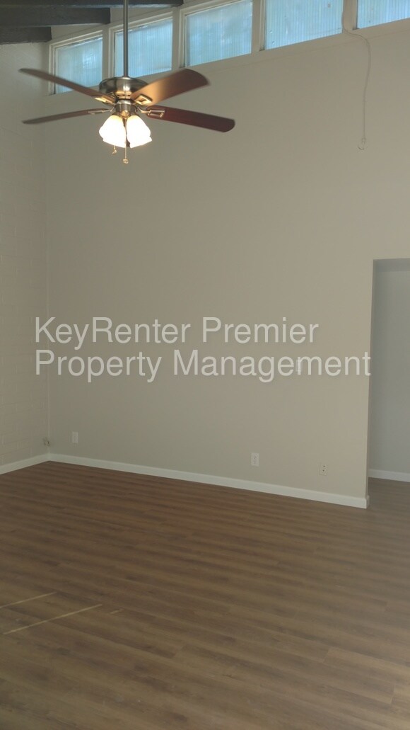 Building Photo - 2502 E Paradise Ln