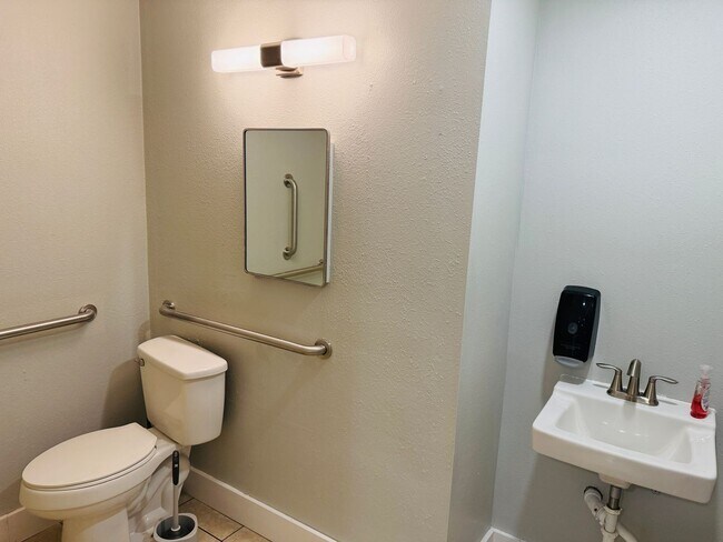 Foto del edificio - West End Location, Perfect for Daycare Cen...