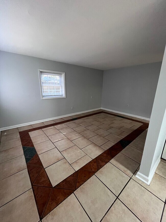 Building Photo - 2 Bedroom Close to Campus