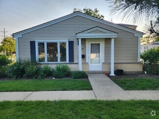 Building Photo - 630 E Old Willow Rd