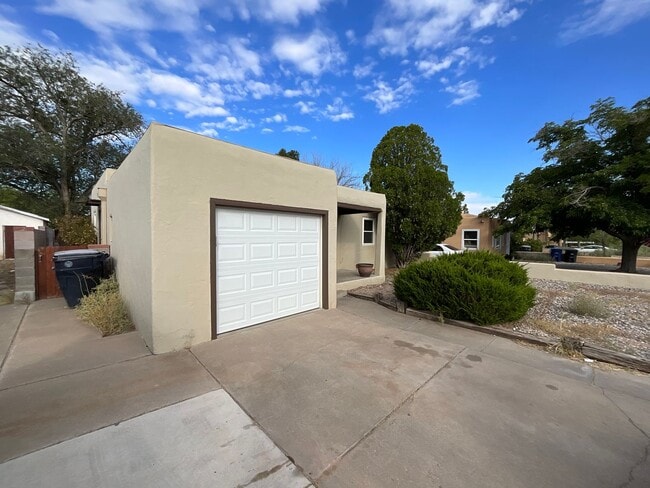 Building Photo - 2 Bedroom Single Story Home Available Near...