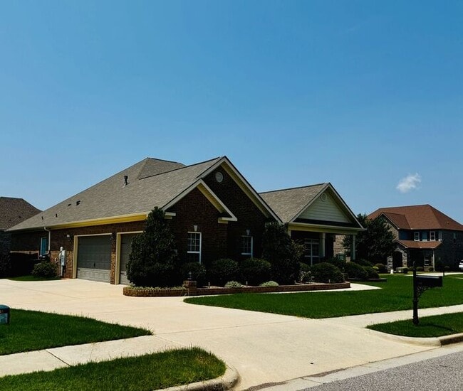 Building Photo - Madison City Schools with a 3 car garage and large fenced yard!