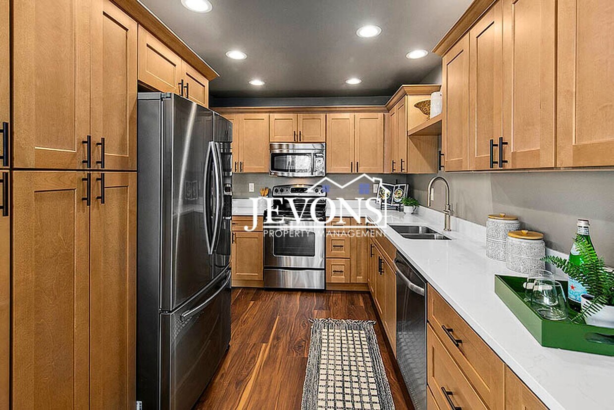 Primary Photo - Top-floor 2-level condo with brand-new kit...