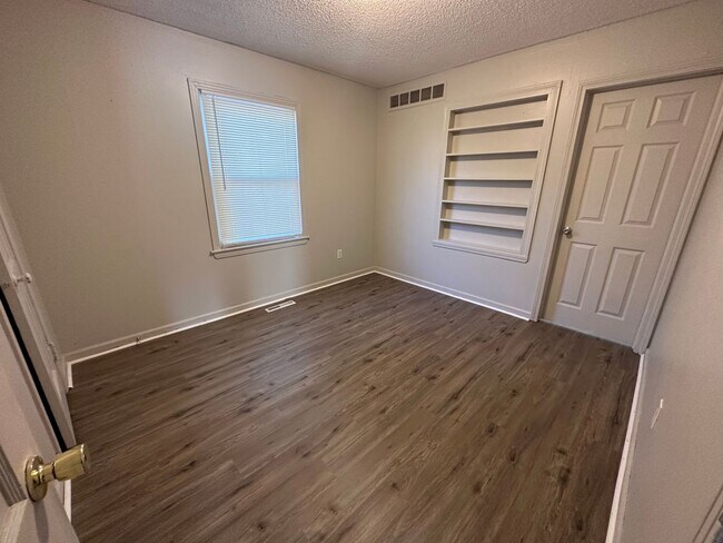 Building Photo - $1250 - 3 bed 1.5 bath - Single Family Hom...