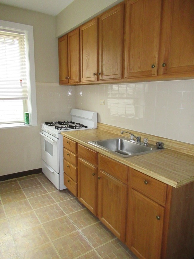 Building Photo - 6700 N Greenview Ave