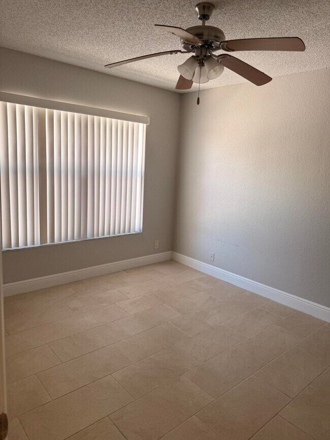 Building Photo - 1440 Lake Crystal Dr