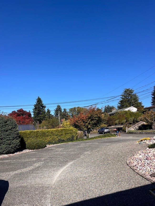 Foto del edificio - Spacious North Tacoma waterfront Unit with Million dollar Puget Sound Views