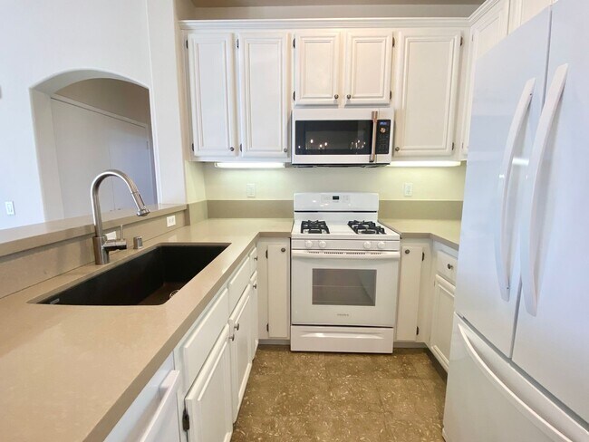 Building Photo - Charming 2 Bed, 2 Bath Condo in Desirable ...
