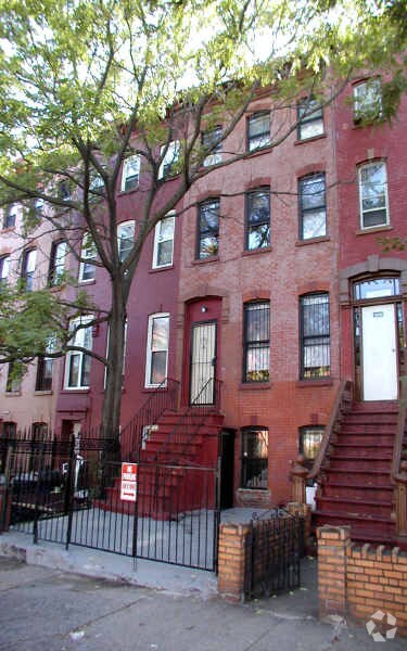 Primary Photo - 1082 Bushwick Ave