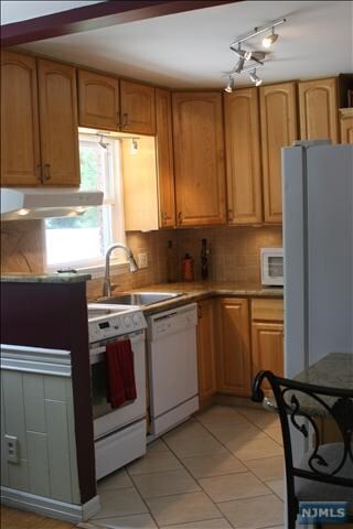 Building Photo - 10 Southboro Ln