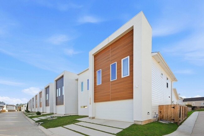 Building Photo - 5519 Paraiso Pl