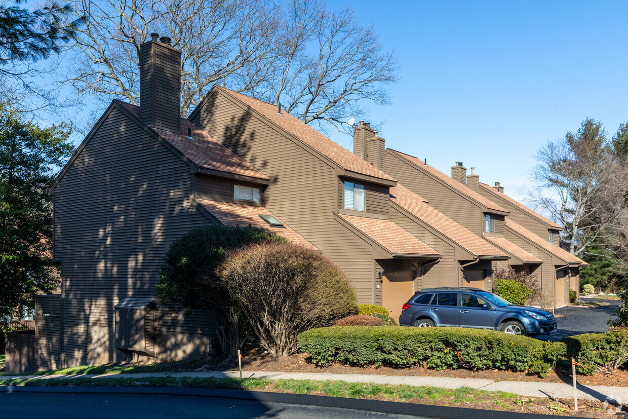 Primary Photo - Currier Ridge Condominiums