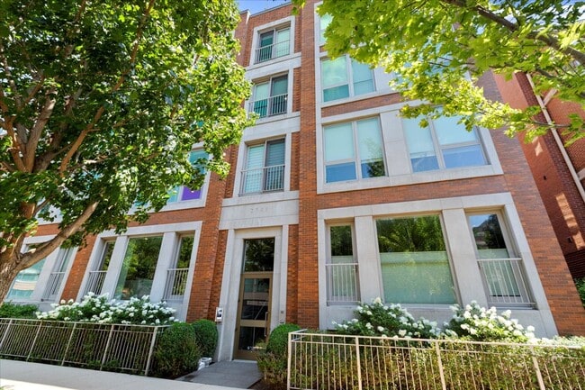 Building Photo - 2749 N Lakewood Ave