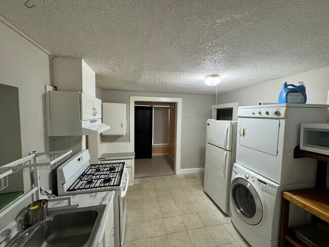 Cocina de gas con campana extractora, microondas, nevera, fregadero doble, lavadora y secadora. - 164 13th Ave NE