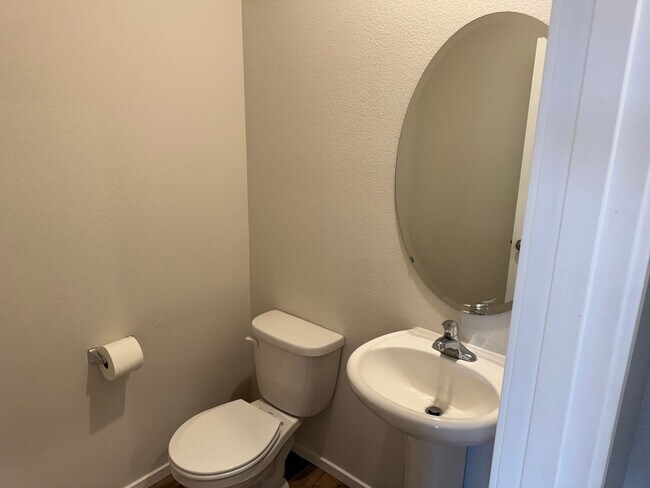 Foto del edificio - 4 bedroom 2.5 bathroom almost-new house in...