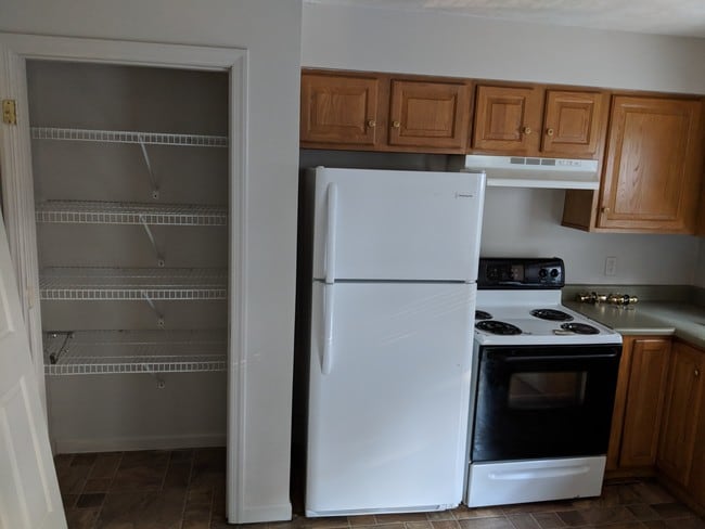 kitchen w/ all appliances + pantry - 357 Braeside Ave