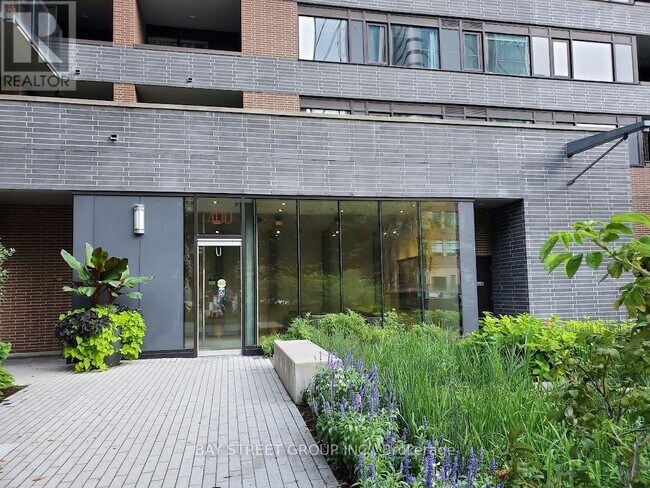 Building Photo - 400 Wellington St W