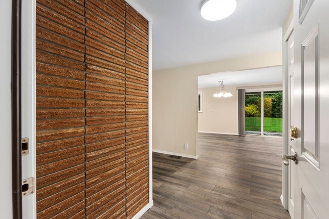 Building Photo - 3/2 Rambler centrally located