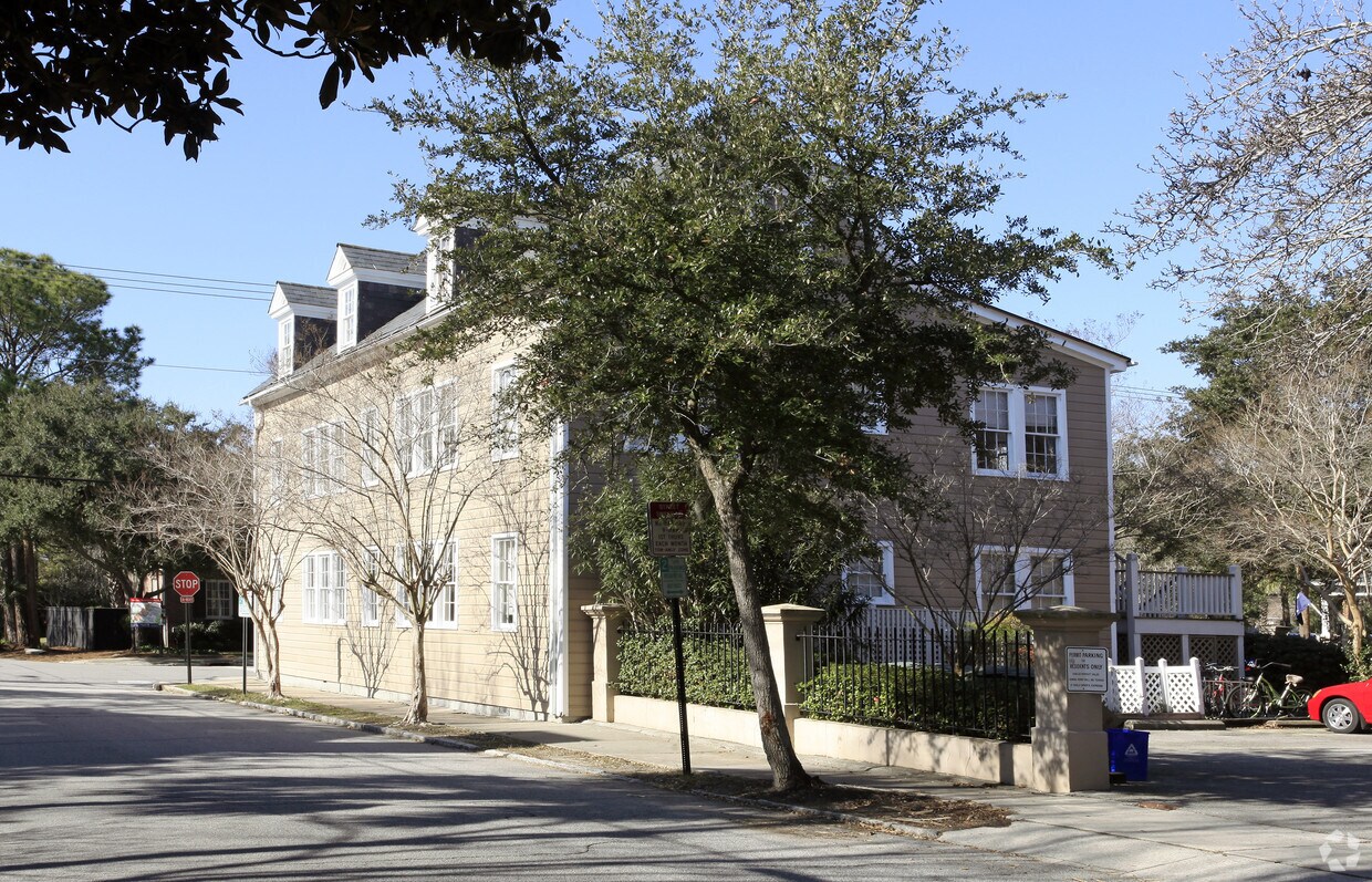 Building Photo - 138 Bull St