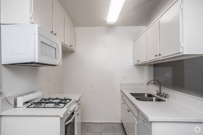 1HAB, 1BA - 725 ft² - Terrace at the Village