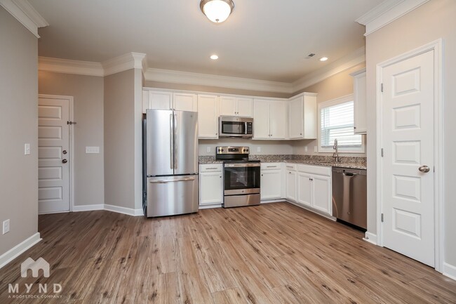 Building Photo - 2233 Dale View Dr