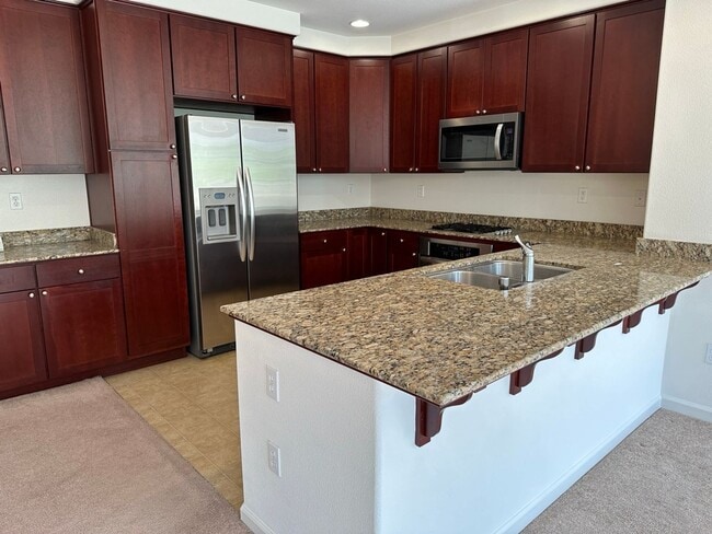 Building Photo - Beautiful Tri-level 3 Bedroom, 3 Bath Town...