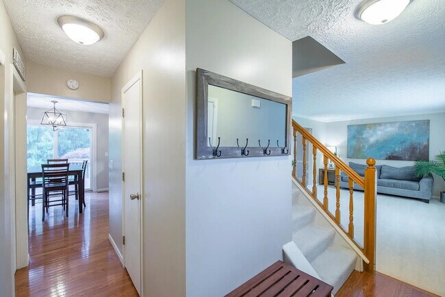 Foto del edificio - 6887 Running Deer Pl
