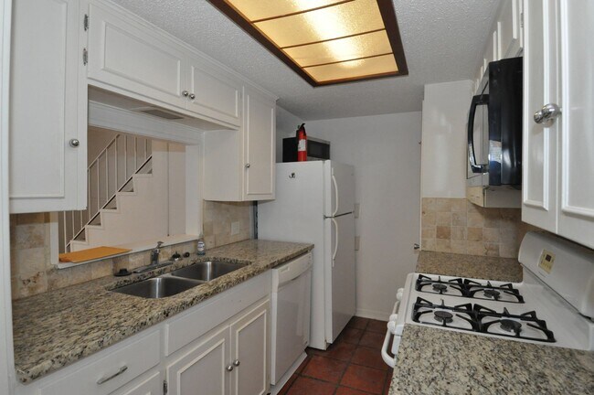 Foto del edificio - LOCATION! RENOVATED BATHROOM!