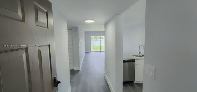 Foto del edificio - 9830 Nob Hill Ln