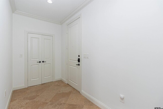 Building Photo - 2801 Wexford Dr