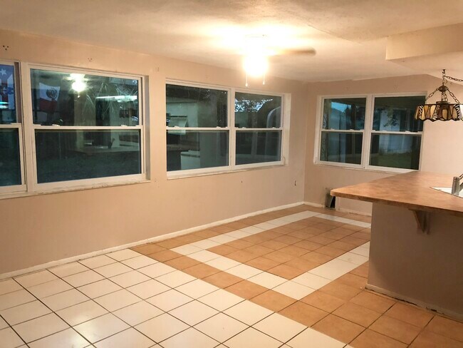Building Photo - 3704 Wiltshire Dr