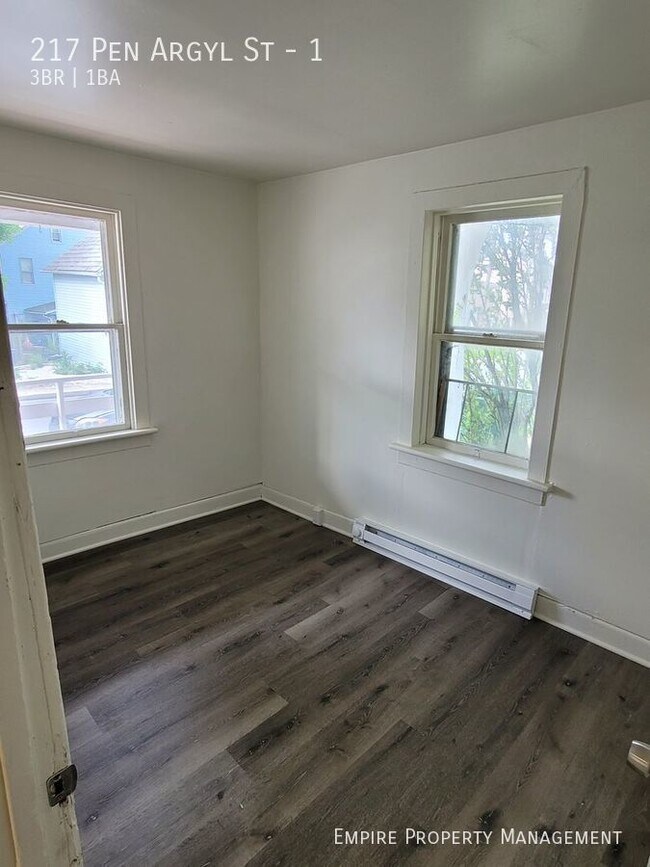 Building Photo - 217 Pen Argyl St