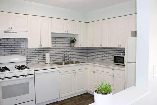 Building Photo - 10369 Dearlove Rd