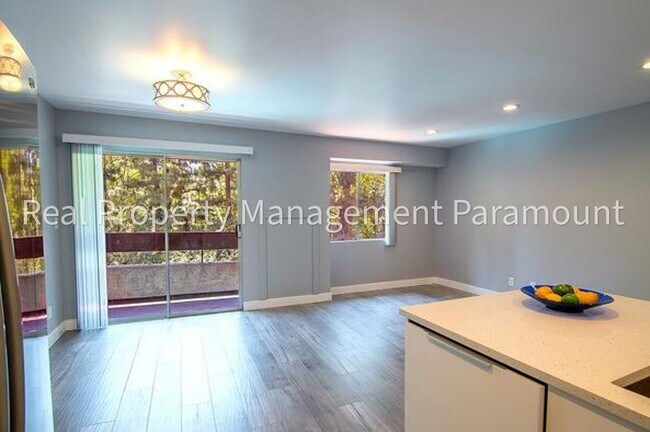 Foto del edificio - Spacious Condo with Relaxing Pool Views